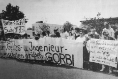 Die Studenten kommen aus ganz Baden-Württemberg nach Stuttgart. Viele begrüßen ihn mit selbstgemalten Transparenten, manche winken Gorbatschow auch mit roten Handtüchern zu. Bild: Achim Zweygarth